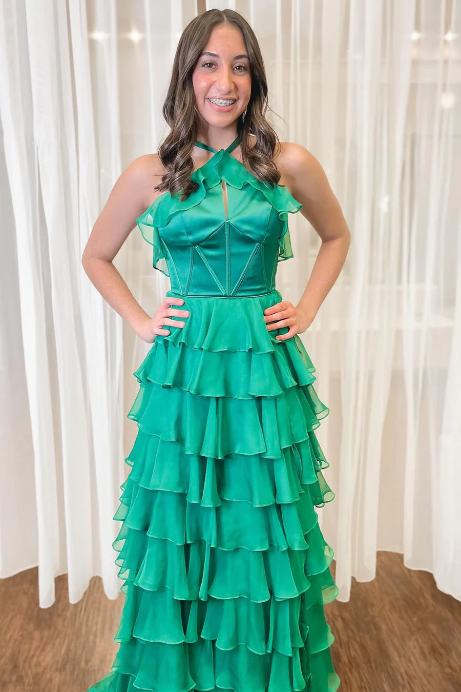 Sleeveless hanging neck backless pleated layered ball skirt with slit