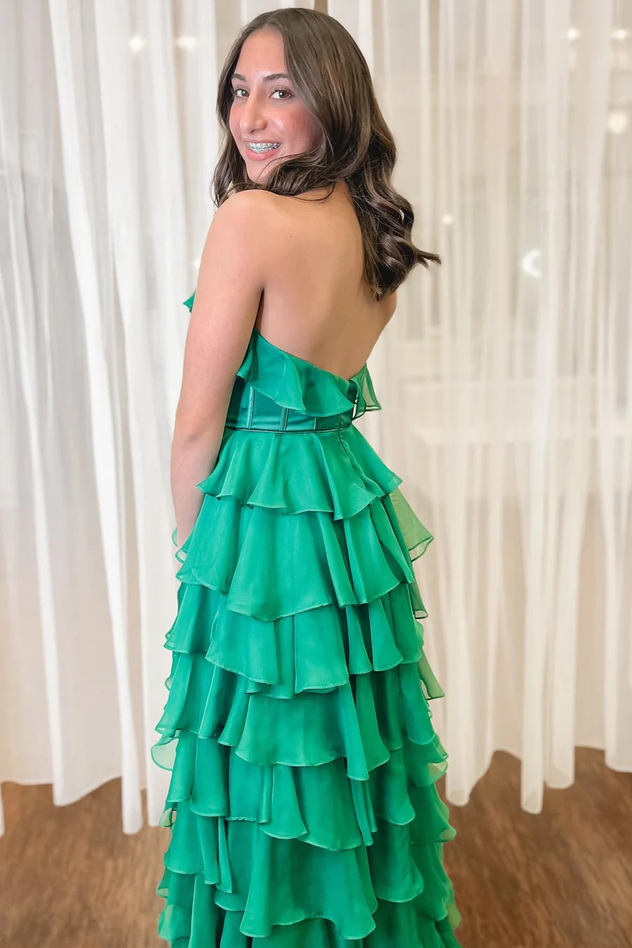 Sleeveless hanging neck backless pleated layered ball skirt with slit
