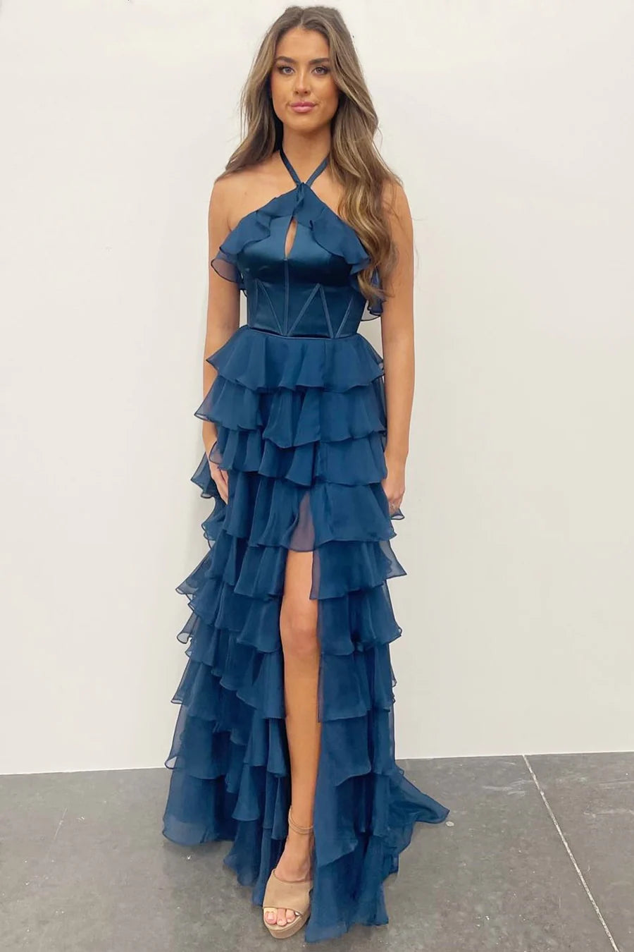 Sleeveless hanging neck backless pleated layered ball skirt with slit