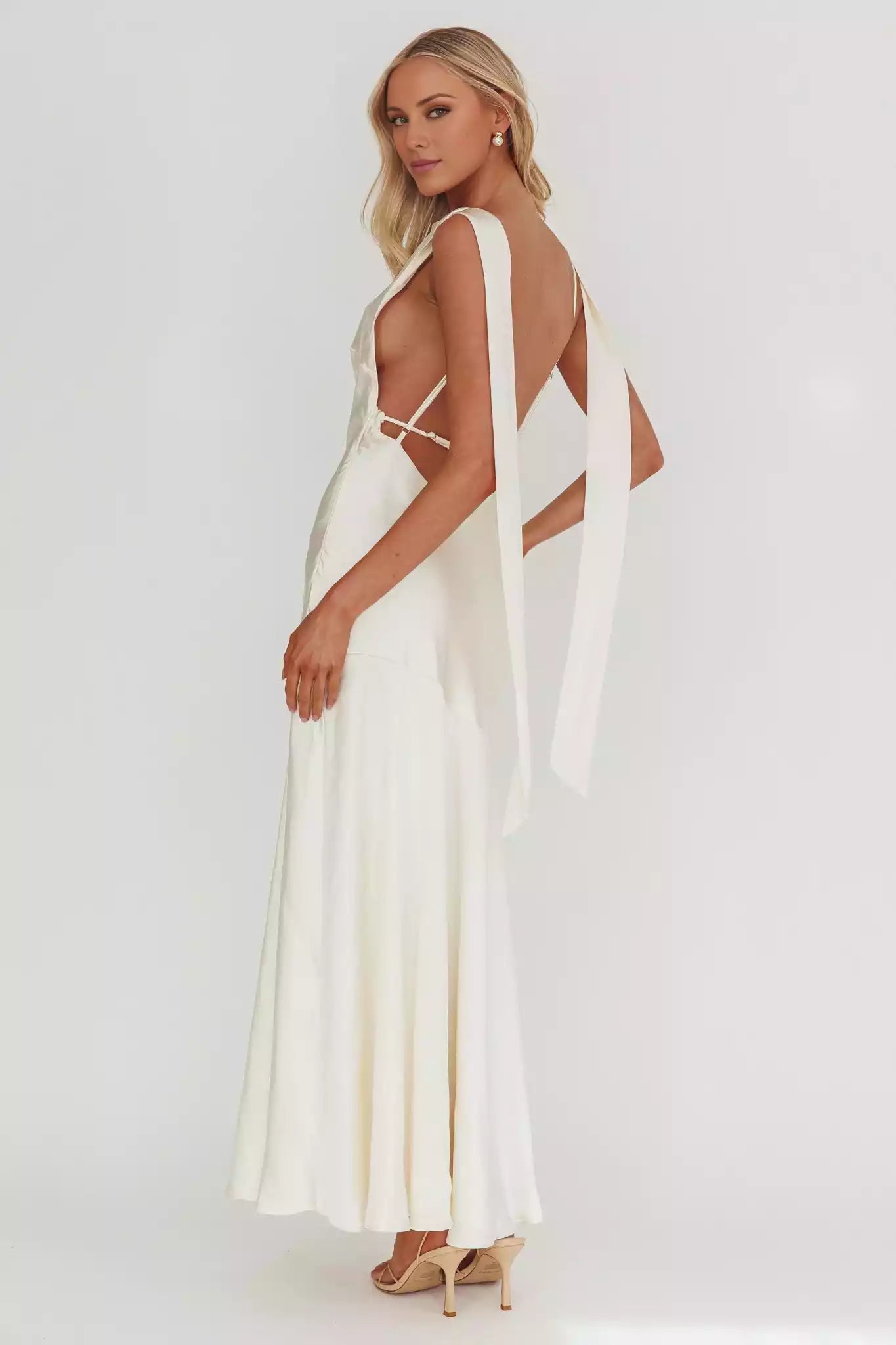 Prom Dresses with eye-catching lining, sleeveless adjustable shoulder straps, backless hanging neckline, zipper on the side