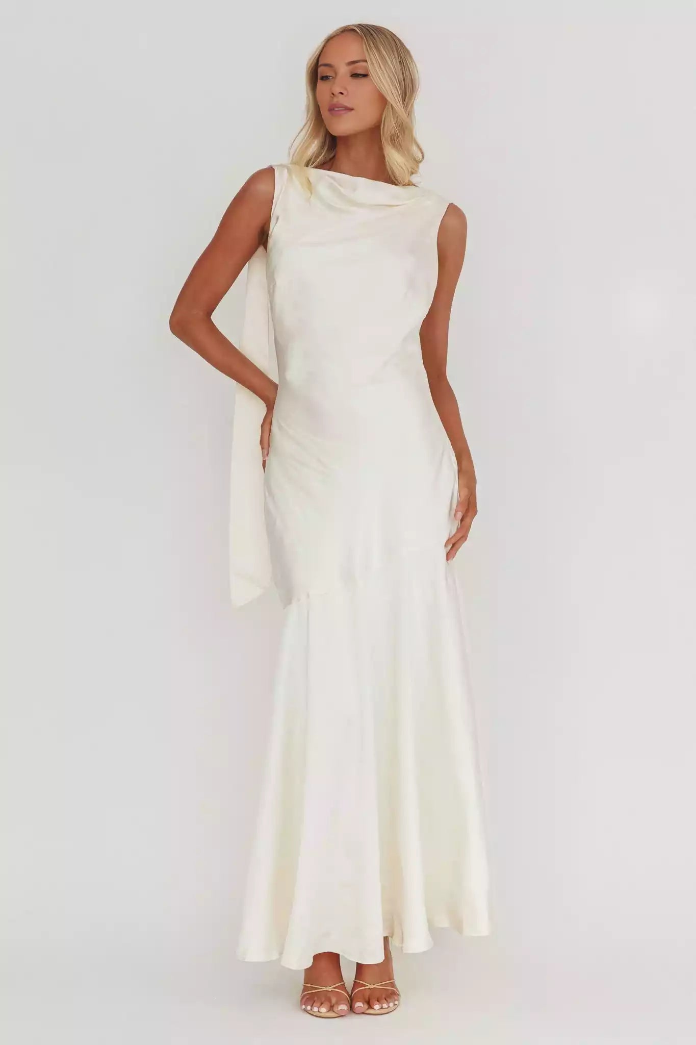 Prom Dresses with eye-catching lining, sleeveless adjustable shoulder straps, backless hanging neckline, zipper on the side