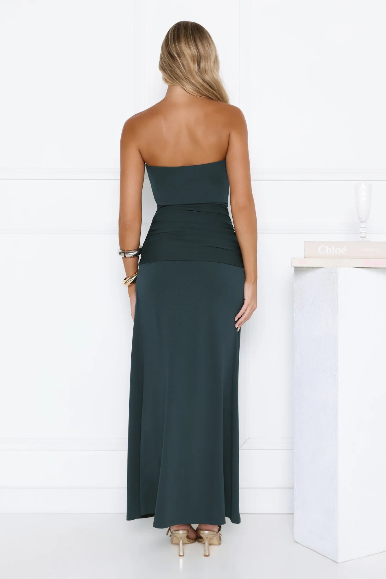 Stunning Emerald Green Strapless Maxi Dress with Square Neckline, Ruched Waist Detail, Form-Fitting Bodice and Floor-Length Flowy Skirthot sale .