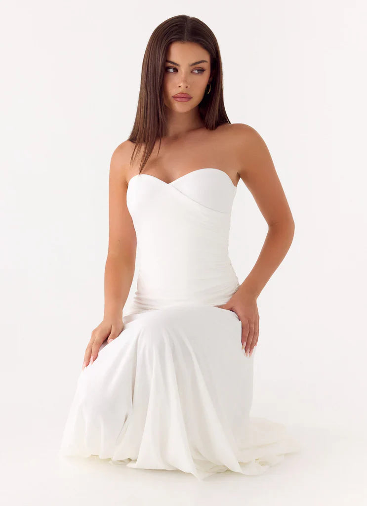 White Strapless Ruched Waist Sweetheart Maxi Prom Dress For Stunning Formal Evening Occasions