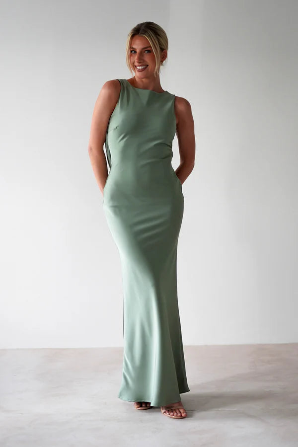 Sleeveless waist cinching tight backless strapless dress