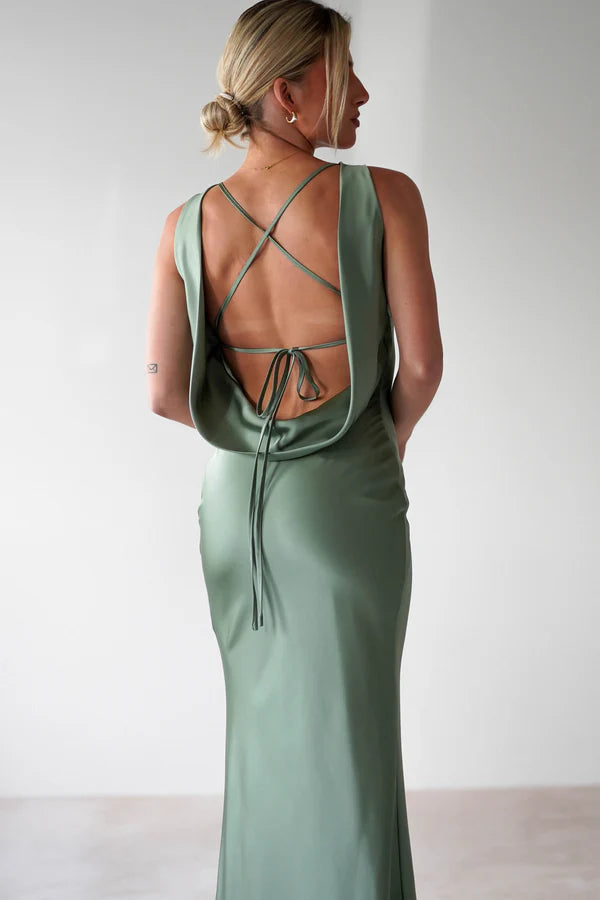 Sleeveless waist cinching tight backless strapless dress
