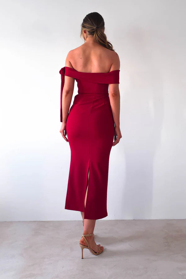 Sleeveless tight fitting waist cinching dress
