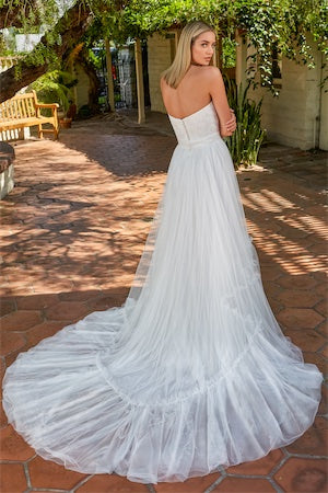 Sleeveless strapless waist cinching wedding dress