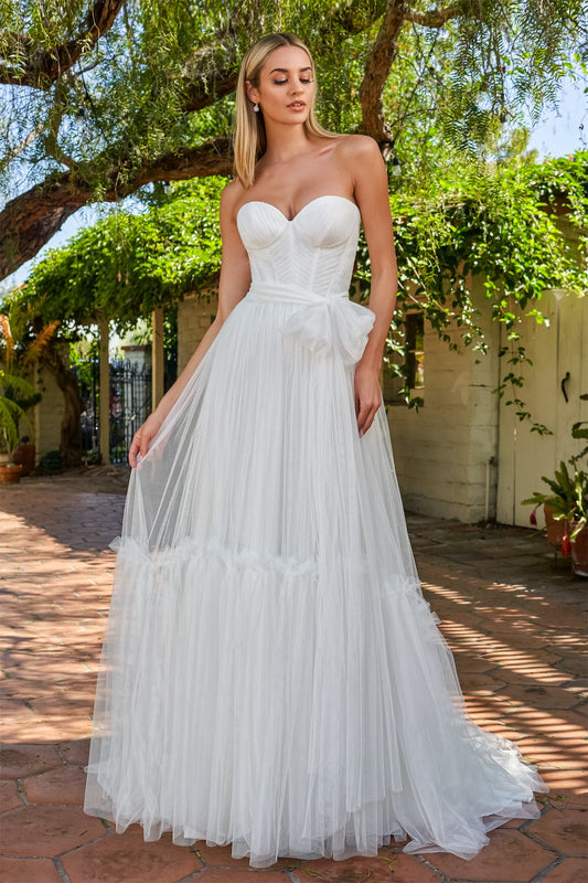 Sleeveless strapless waist cinching wedding dress