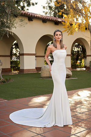 Sleeveless strapless belt with lapel and beaded waistband as well as floor length skirt