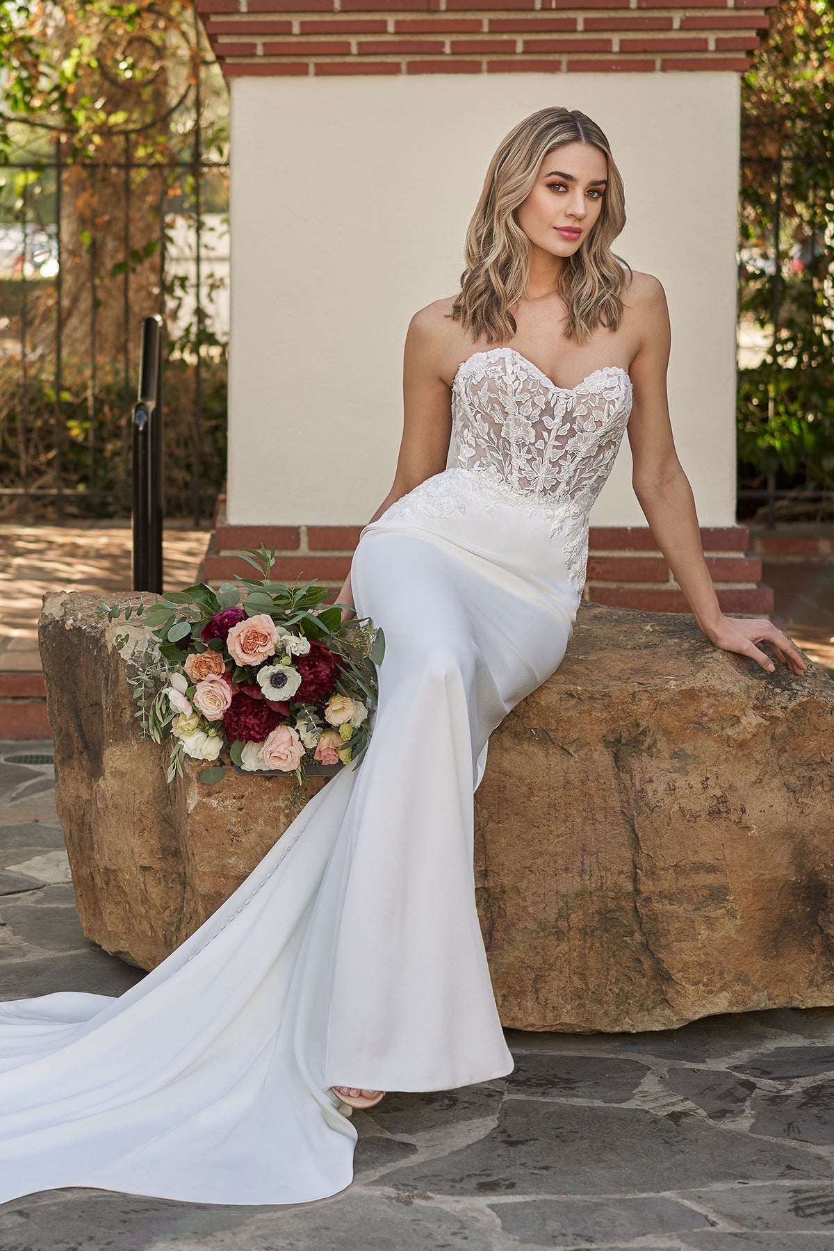 Strapless sweetheart corset and scallop hollow dress