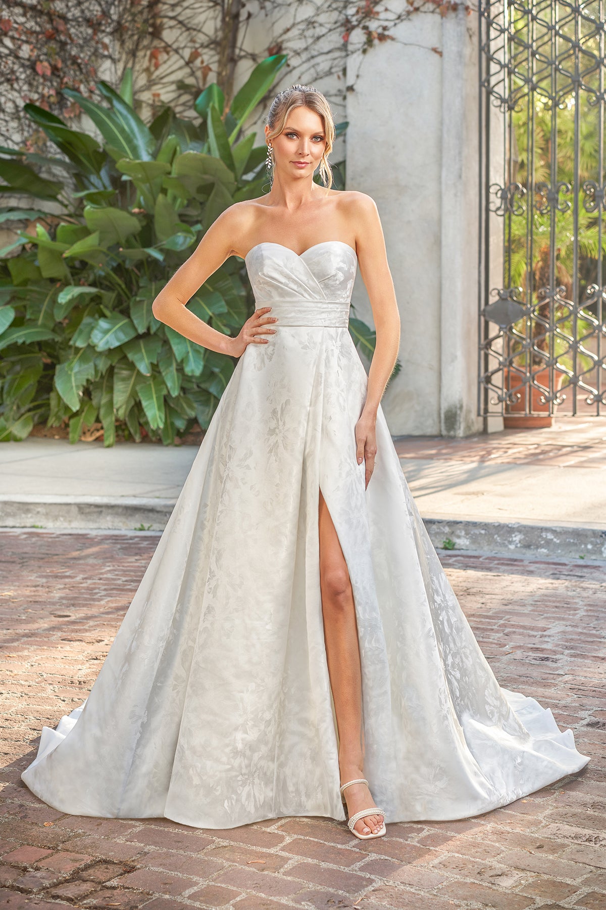 Strapless strapless strapless corset slim fit and floor length skirt with side slit