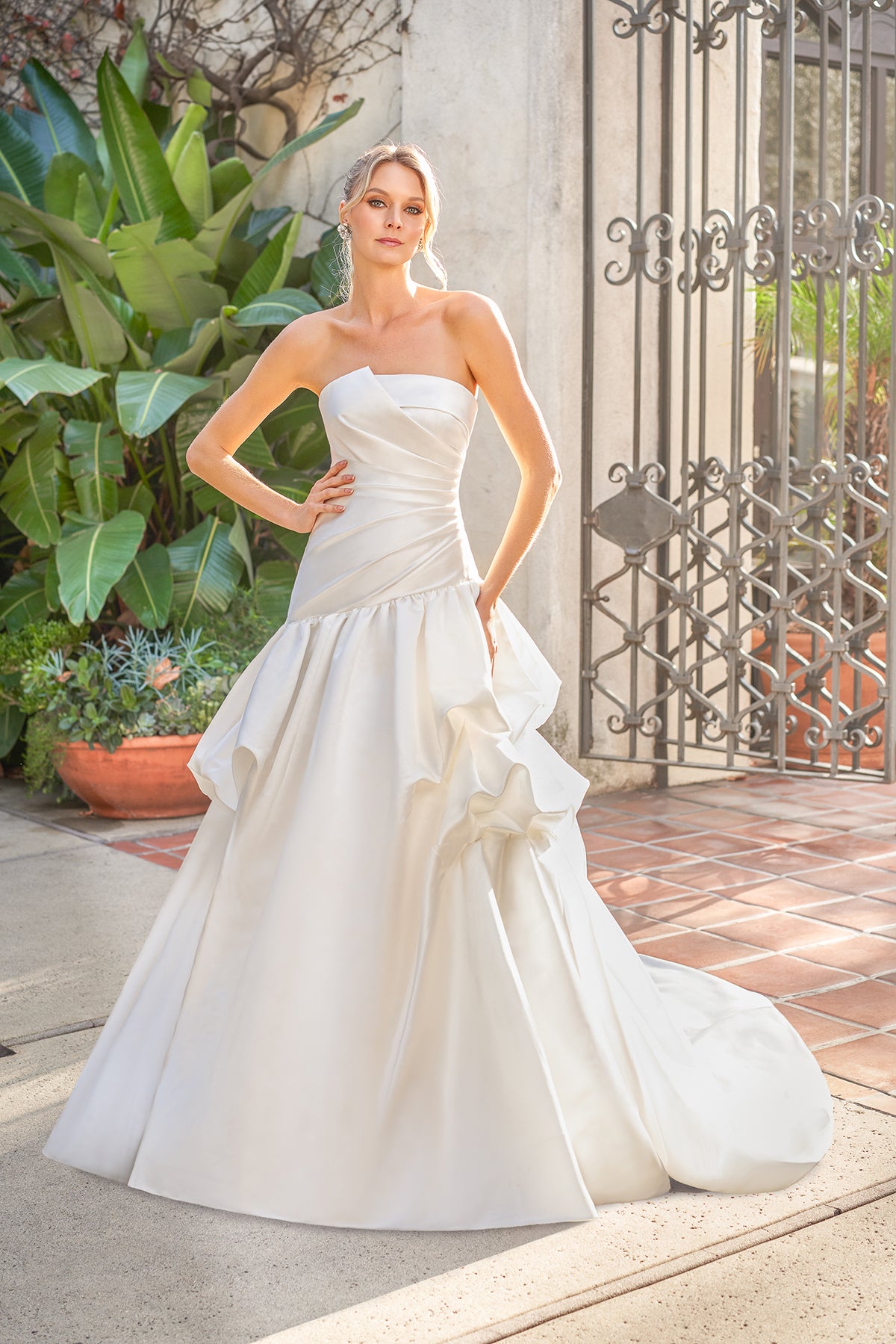 Simple sleeveless and strapless floor mopping wedding dress