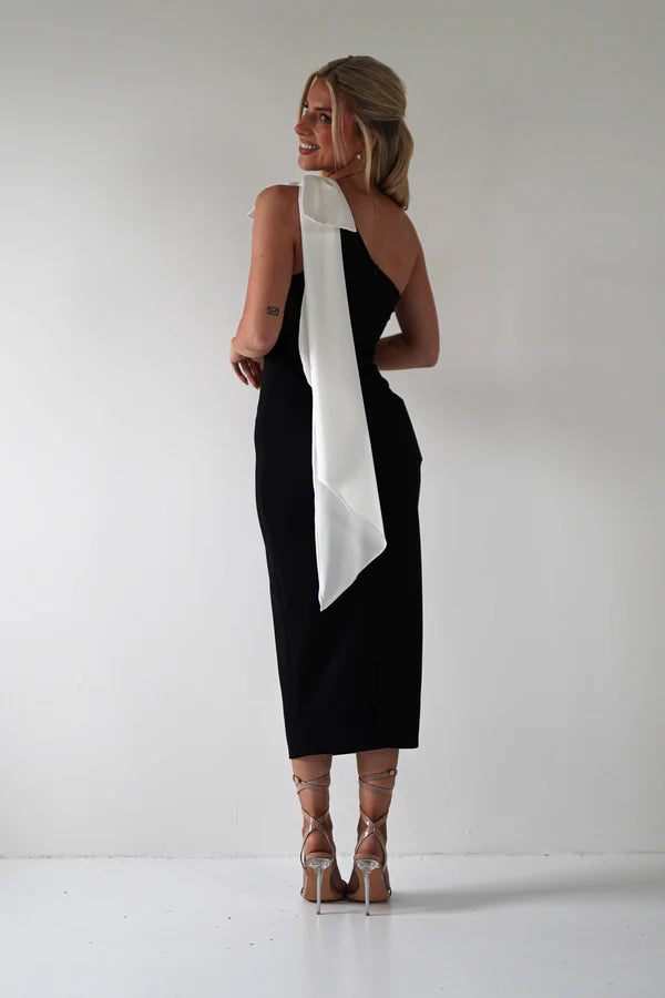 Black single shoulder strap white bow tight dress
