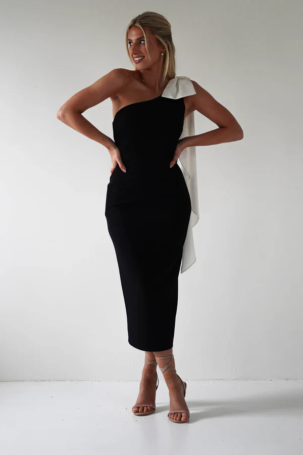Black single shoulder strap white bow tight dress