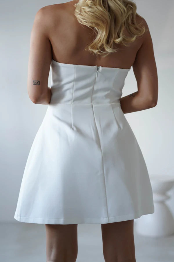 Sleeveless strapless waist cinching short skirt dress