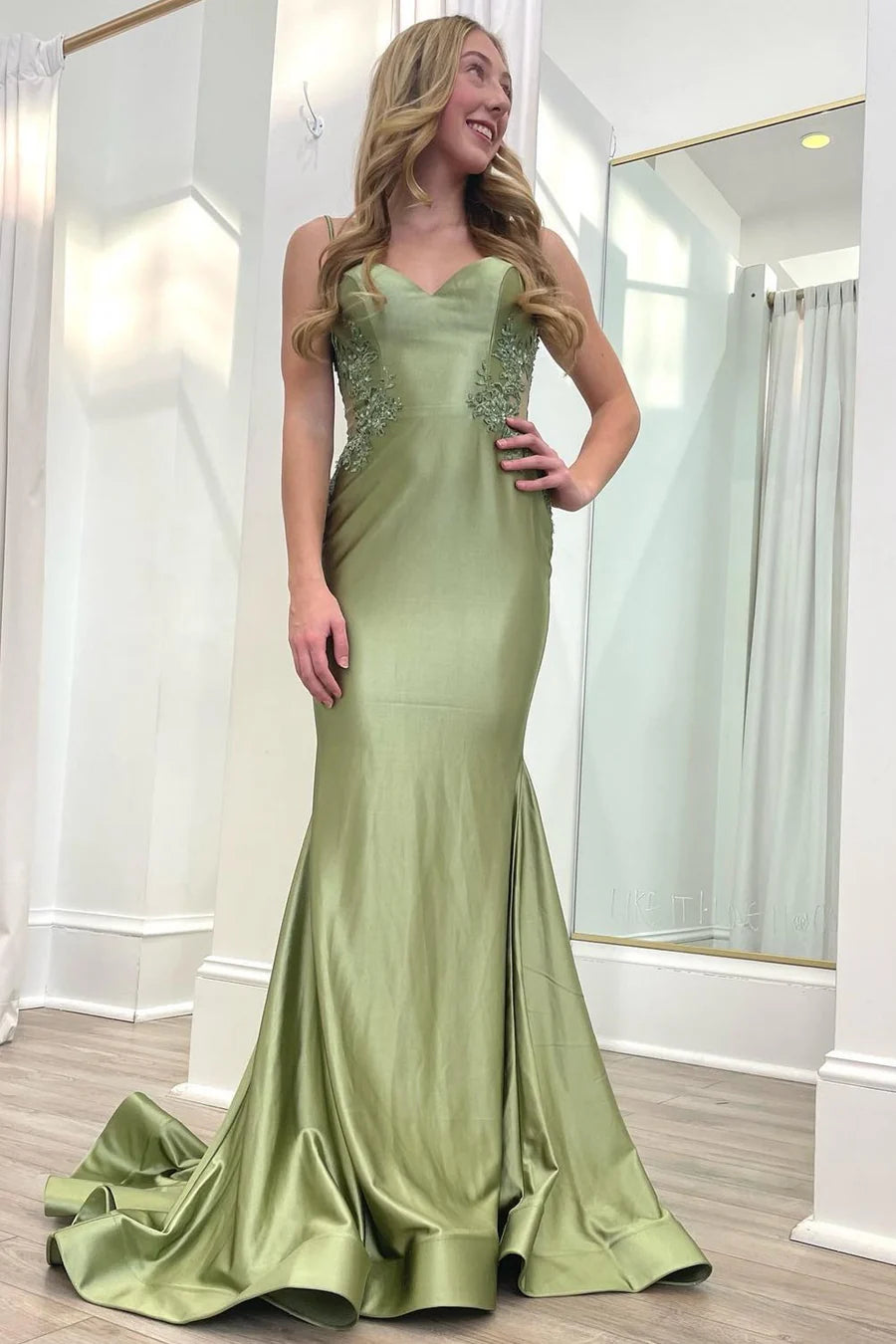 Thin camisole V-neck backless mermaid and floor length skirt
