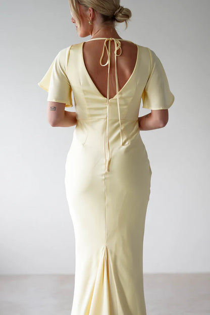 Short sleeved backless waist cinching dress