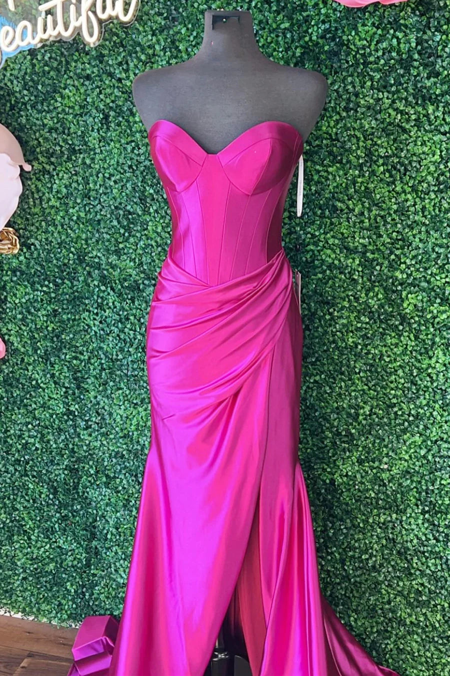 Sleeveless strapless heart-shaped pleated skirt with slit