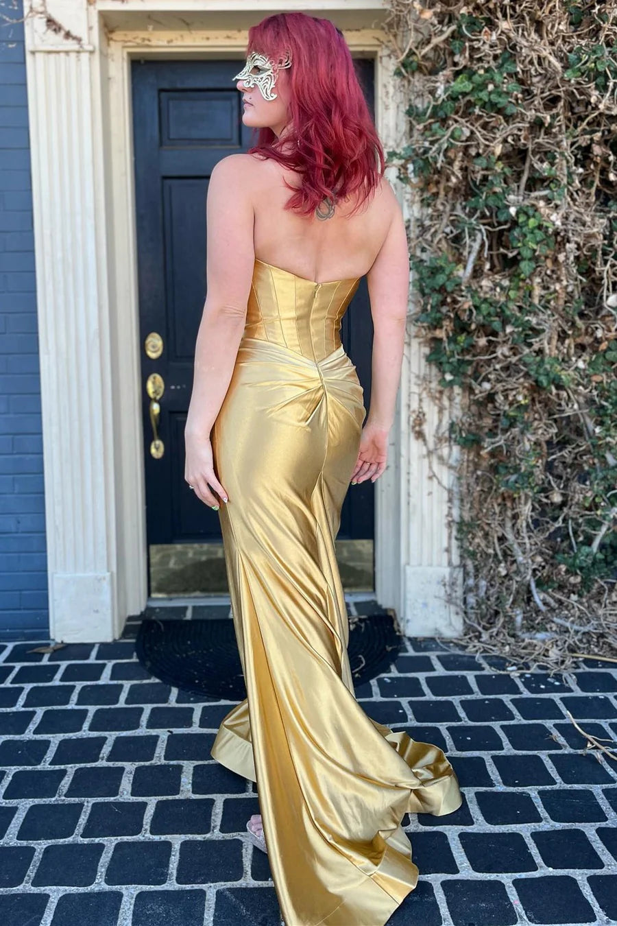 Sleeveless strapless heart-shaped pleated skirt with slit