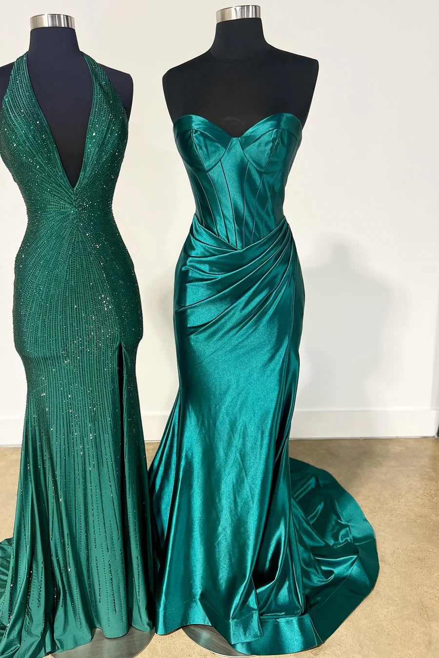 Sleeveless strapless heart-shaped pleated skirt with slit