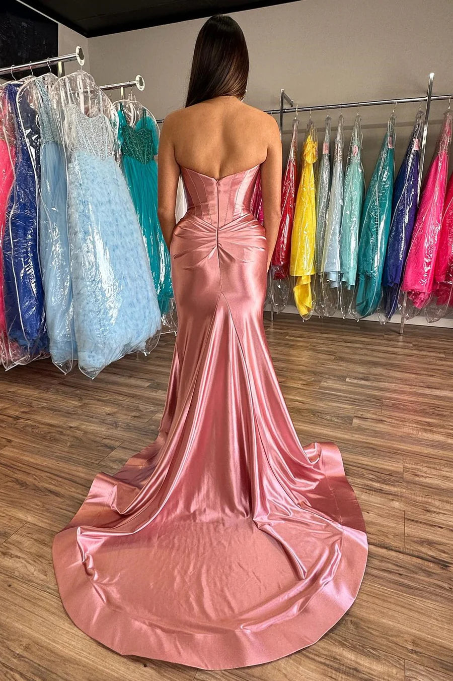 Sleeveless strapless heart-shaped pleated skirt with slit