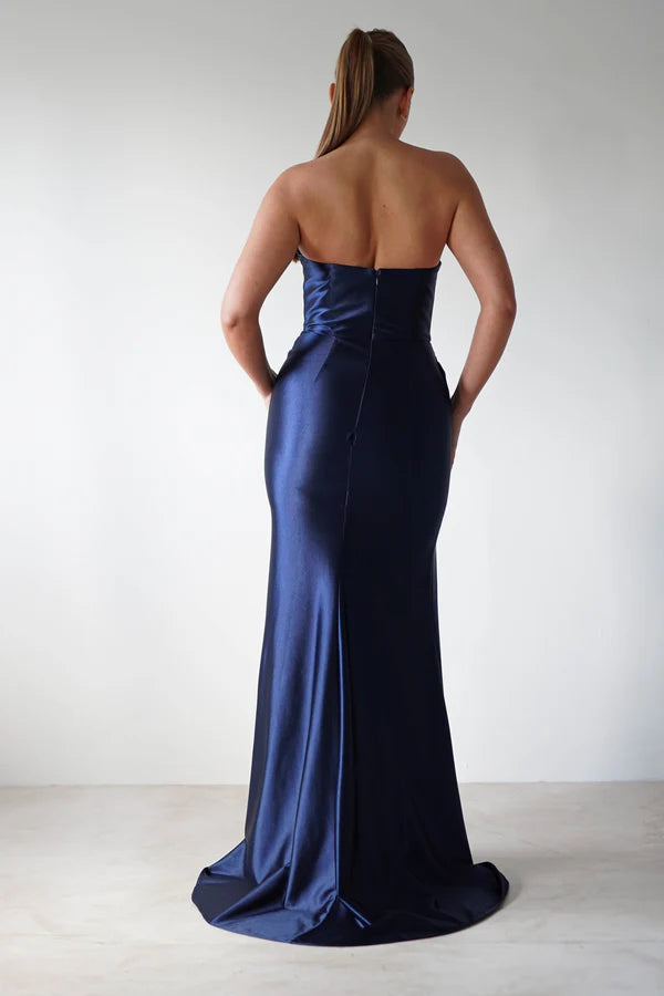 Sleeveless model tight corset mermaid dress with side slit
