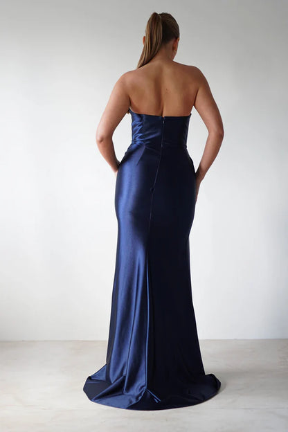 Sleeveless model tight corset mermaid dress with side slit