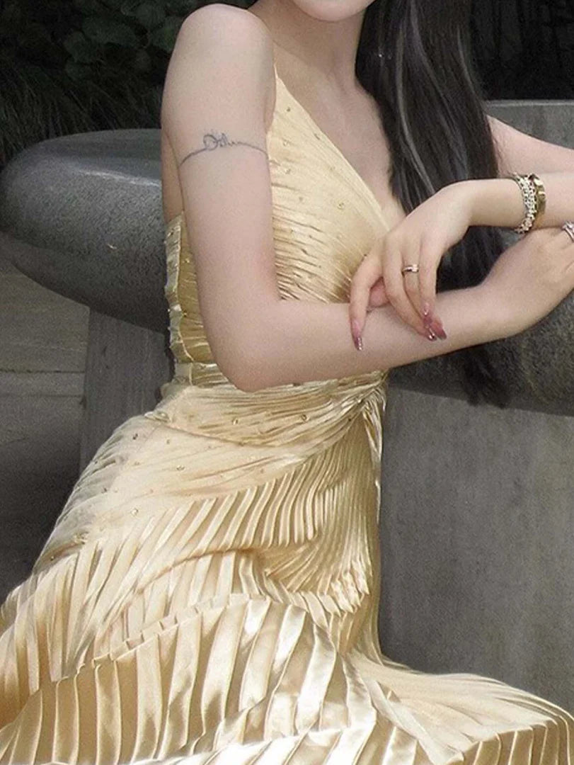 Golden pleated V-neck slim suspender ball gown